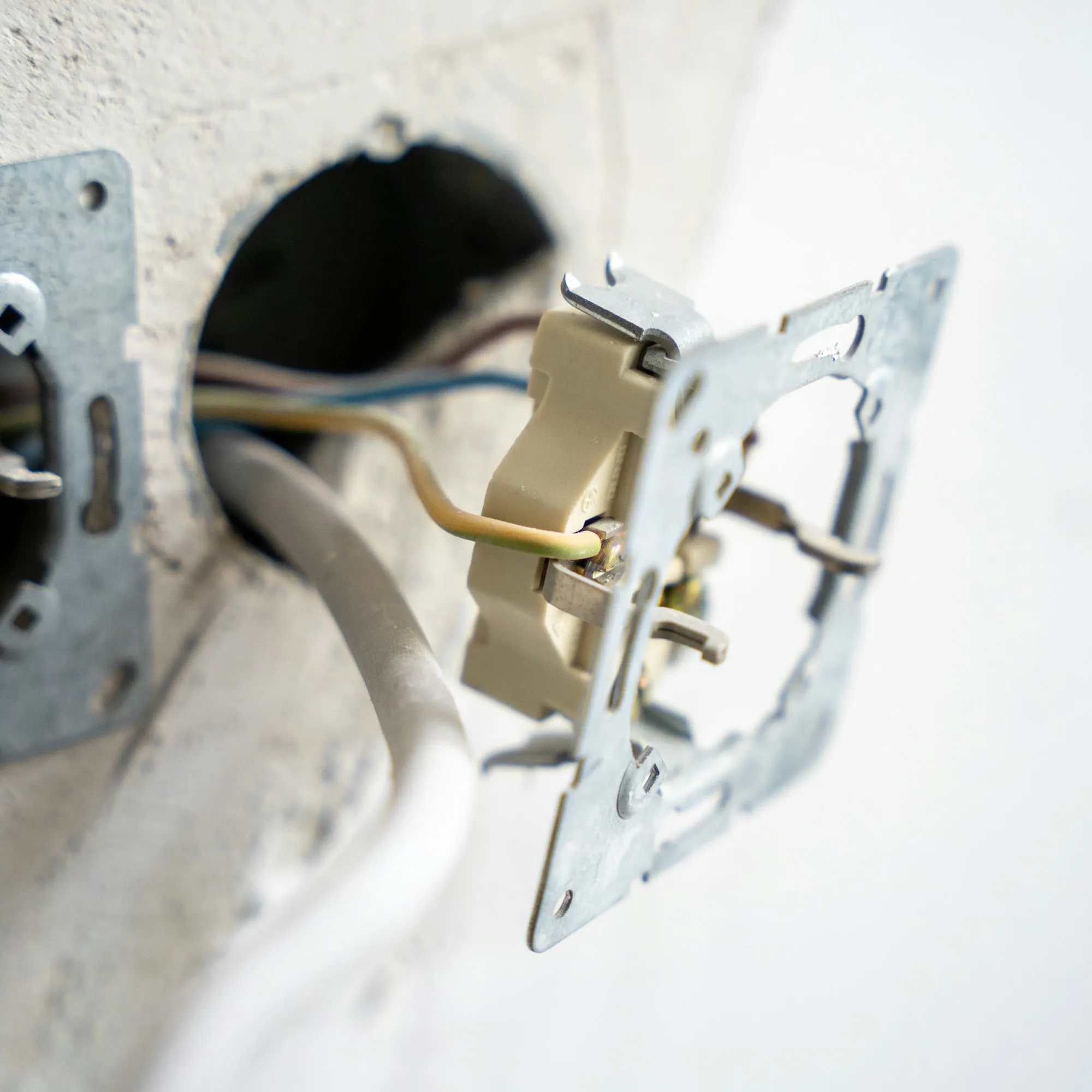 Altbauflur während der Elektrosanierung mit offenen Wandschlitzen und neu verlegten Leitungen